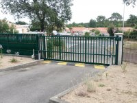 Portail coulissant Alu vert 6005 résidence copropriété
