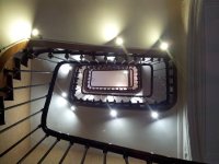Éclairage LED pour tableaux dans escalier
