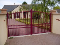Portail d'entrée rouge en aluminium