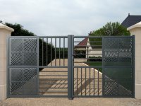 Portail d'entrée gris en aluminium